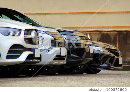 駐車場の車 駐車場の車 100875609
