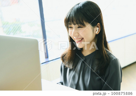 在宅で仕事をする女性 在宅で仕事をする女性 100875886