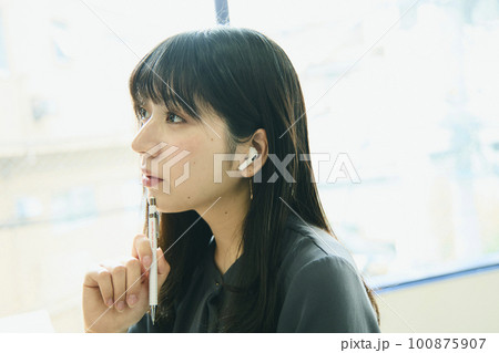 在宅で仕事をする女性 100875907