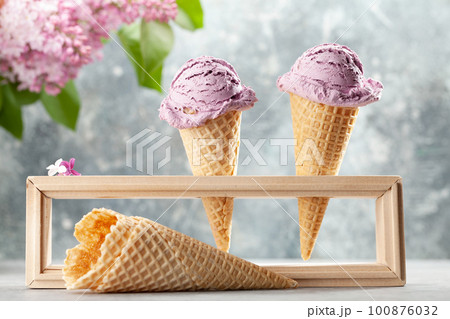 Berry ice cream in waffle cones Berry ice cream in waffle cones 100876032