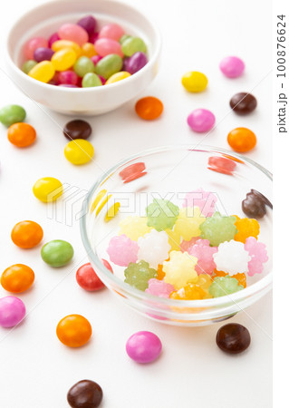 カラフルなお菓子　白バック 100876624