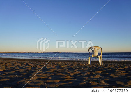 冬の夕暮れ時　茅ヶ崎海岸に佇む白い椅子　 100877370