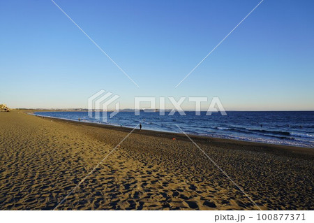 元日の茅ヶ崎海岸と江の島 100877371