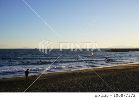 元日から波に乗る茅ヶ崎海岸のサーファー 100877372
