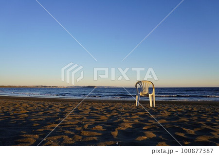 冬の夕暮れ時　茅ヶ崎海岸に佇む白い椅子　 100877387