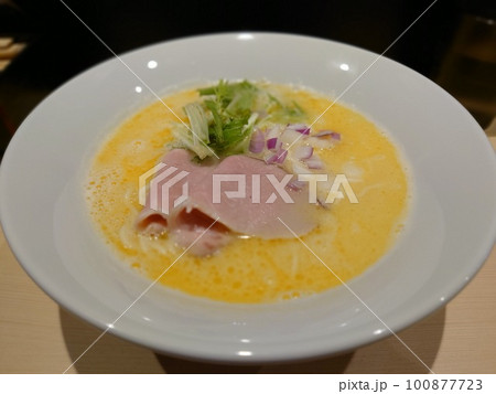 鳥白湯スープの白味噌ラーメン 鳥白湯スープの白味噌ラーメン 100877723