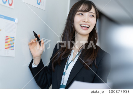 プレゼンをする若いビジネスウーマン 100877953