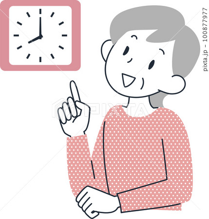 時計を見て時間を確認するシニア女性の上半身 100877977