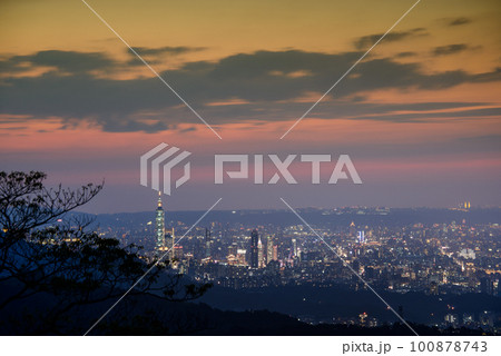 Dynamic Clouds and Urban Scenery 100878743