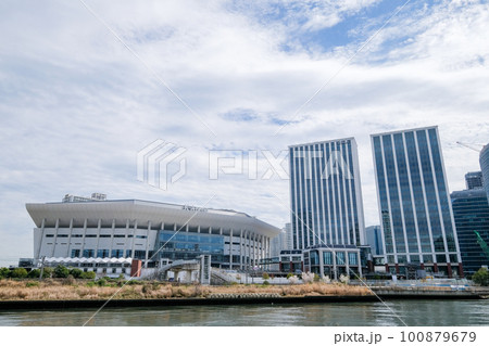 神奈川県横浜市みなとみらいの音楽アリーナ 100879679