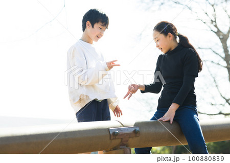 公園で楽しく遊ぶ子供たち 100880839