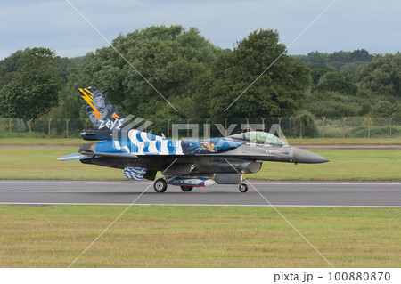 ギリシャ空軍F-16デモチーム「ゼウス」タキシング 100880870