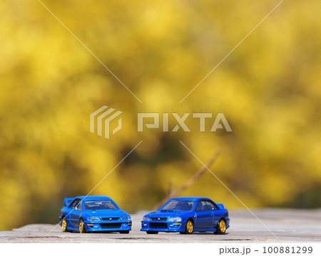 ミニカーのある風景 黄色い紅葉が背景のインプレッサ2台 ミニカーのある風景 黄色い紅葉が背景のインプレッサ2台 100881299