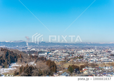 会津若松市の町並み　冬　雪景色 100881837