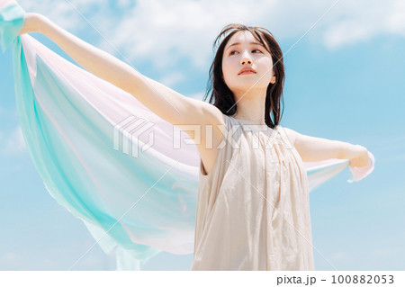 夏の女性スキンケアイメージ 100882053