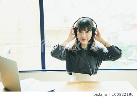 オフィスでノートパソコンを使っている若い女性 100882196