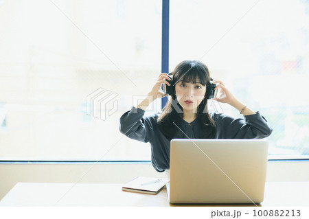 オフィスでノートパソコンを使っている若い女性 100882213