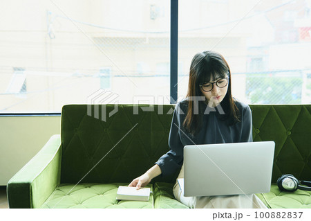 ソファでくつろぐ女性 ポートレイト ソファでくつろぐ女性 ポートレイト 100882837