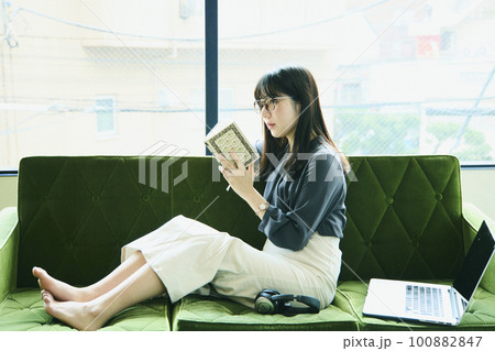 ソファでくつろぐ女性 ポートレイト 100882847