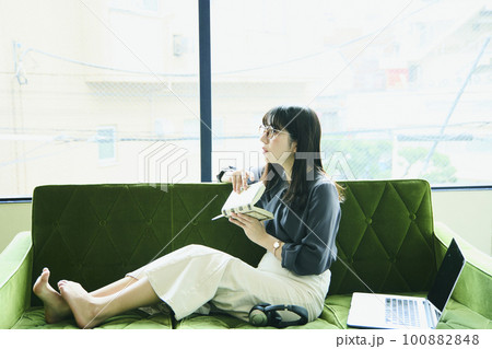 ソファでくつろぐ女性 ポートレイト ソファでくつろぐ女性 ポートレイト 100882848
