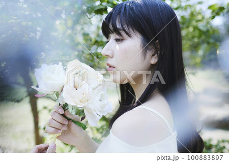 植物に囲まれた女性 植物に囲まれた女性 100883897