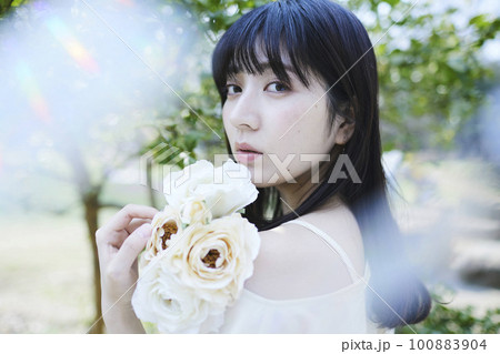 植物に囲まれた女性 植物に囲まれた女性 100883904