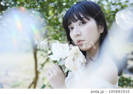 植物に囲まれた女性 植物に囲まれた女性 100883910