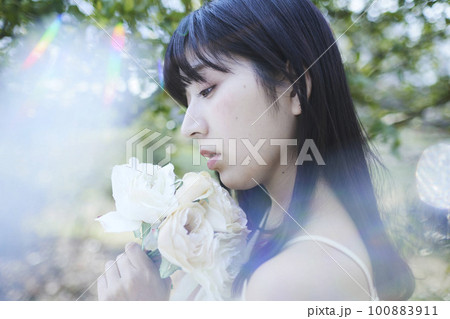 植物に囲まれた女性 植物に囲まれた女性 100883911