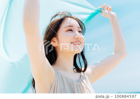 夏の女性スキンケアイメージ 100884597