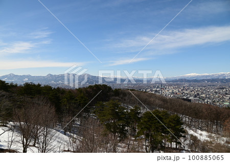 岩山展望台から見える盛岡と奥羽山脈 100885065