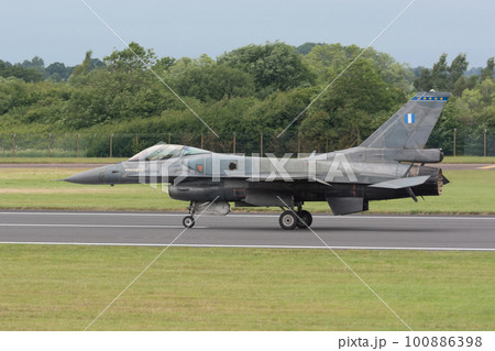 ギリシャ空軍F-16C Block52+着陸 100886398