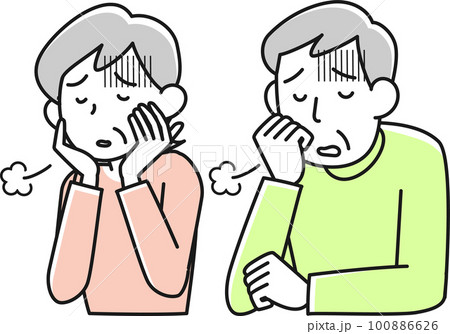 憂鬱な表情のシニア女性とシニア男性の上半身 100886626