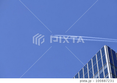 日本の東京都市景観 インバウンド需要回復…池袋の中池袋公園から青空に映える飛行機雲を望む=3月20日 日本の東京都市景観 インバウンド需要回復…池袋の中池袋公園から青空に映える飛行機雲を望む=3月20日 100887231