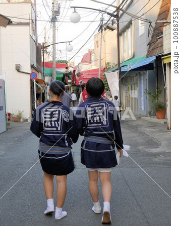 藤崎八旛宮秋季例大祭の後　子飼商店街を歩く参加者　（熊本市） 100887538