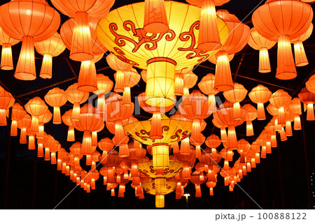 【京都・宇治】黄檗にある萬福寺、ランタンフェスティバルが開催され、彩り美しい素敵なイベントでした。 100888122