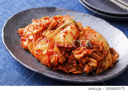 韓国の辛くて美味しい白菜キムチ 100888375