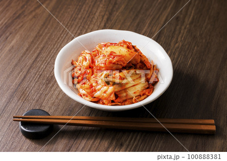 韓国の辛くて美味しい白菜キムチ 100888381
