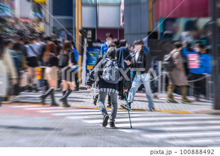 日本の東京都市景観 高齢化社会。横断歩道を渡る杖の高齢者=東京都内で(道玄坂・渋谷109前) 日本の東京都市景観 高齢化社会。横断歩道を渡る杖の高齢者=東京都内で(道玄坂・渋谷109前) 100888492