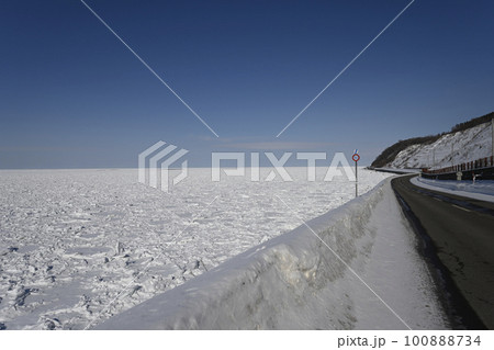 流氷と国道334号線 100888734