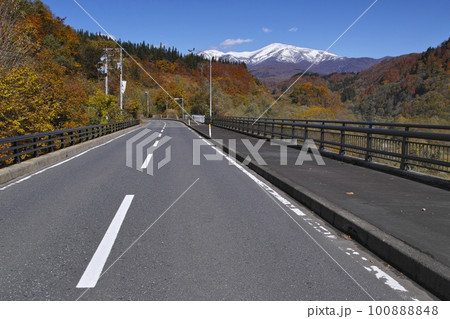 秋の大井沢 100888848