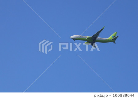 博多湾上空を飛行する旅客機 100889044