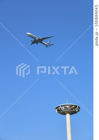 博多湾上空を飛行する旅客機 博多湾上空を飛行する旅客機 100889045