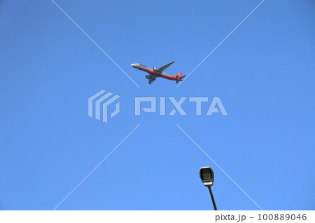 博多湾上空を飛行する旅客機 博多湾上空を飛行する旅客機 100889046