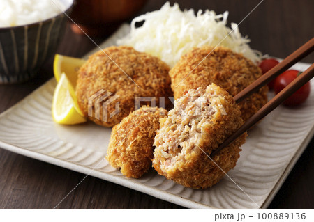 断面を見せた牛肉のメンチカツ 100889136
