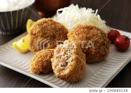 断面を見せた牛肉のメンチカツ 100889138