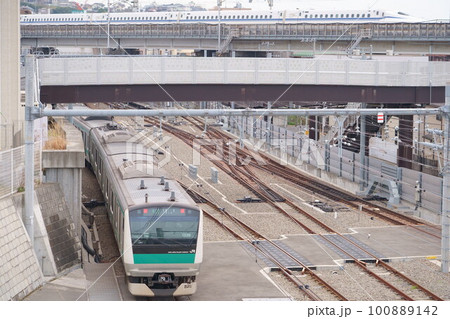 相鉄線西谷駅に到着する埼京線直通列車と東海道新幹線N700S系 100889142