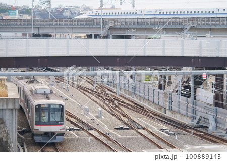 相鉄線西谷駅に到着する東横線直通列車と東海道新幹線N700系 100889143