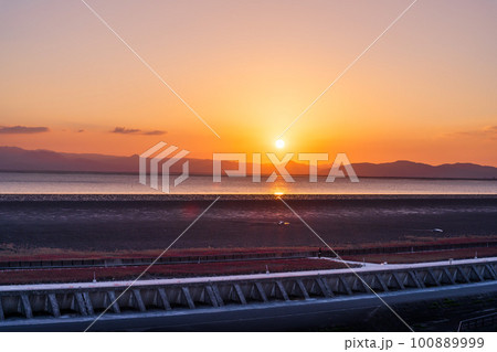 展望デッキから観える美しい夕焼けとシチメンソウ風景 「東よか干潟ビジターセンターひがさす(佐賀市)」 展望デッキから観える美しい夕焼けとシチメンソウ風景 「東よか干潟ビジターセンターひがさす(佐賀市)」 100889999