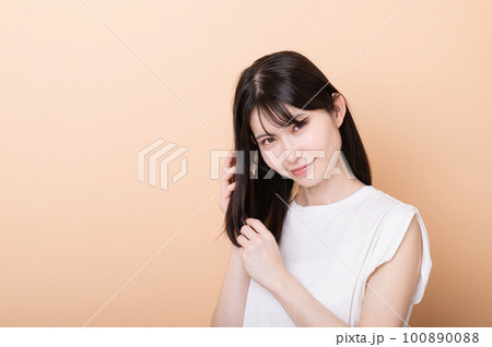 ヘアケアするミドル女性 100890088