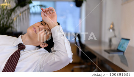 疲れたビジネスマン 100891635